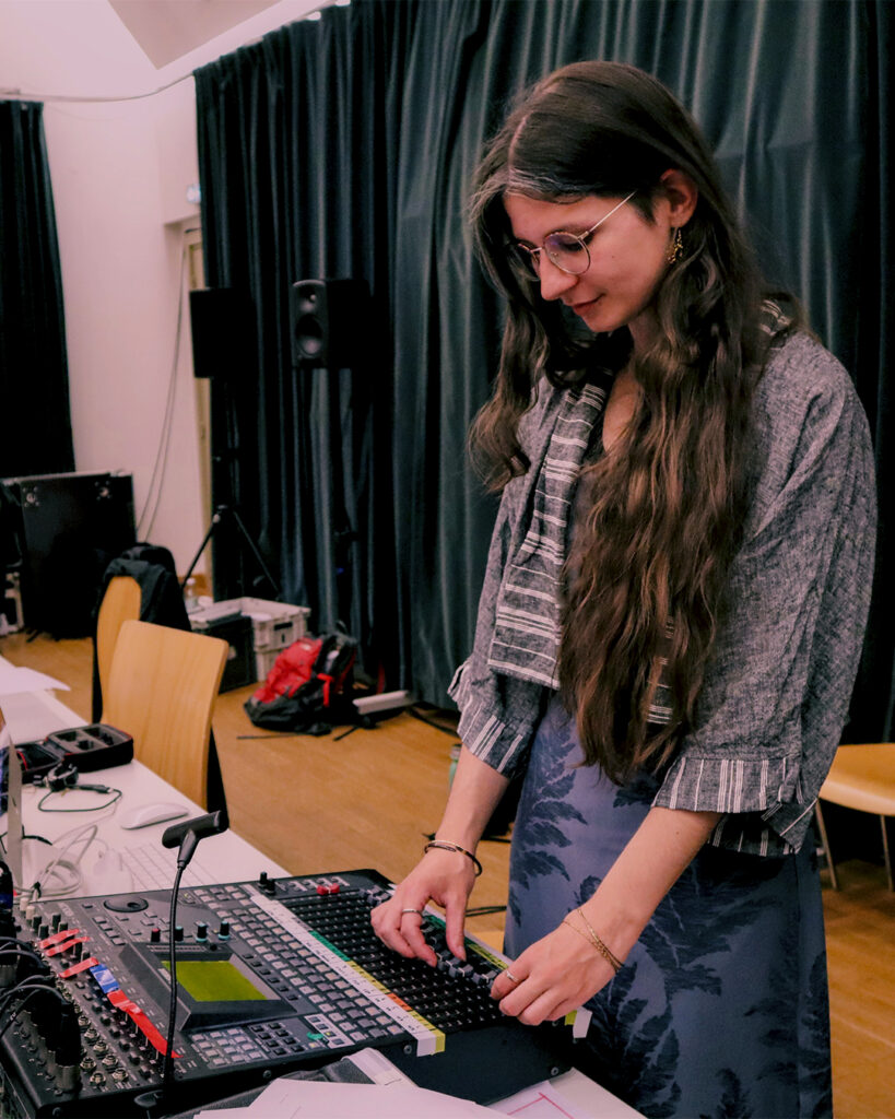 Julie Bonal diffusant sa pièce